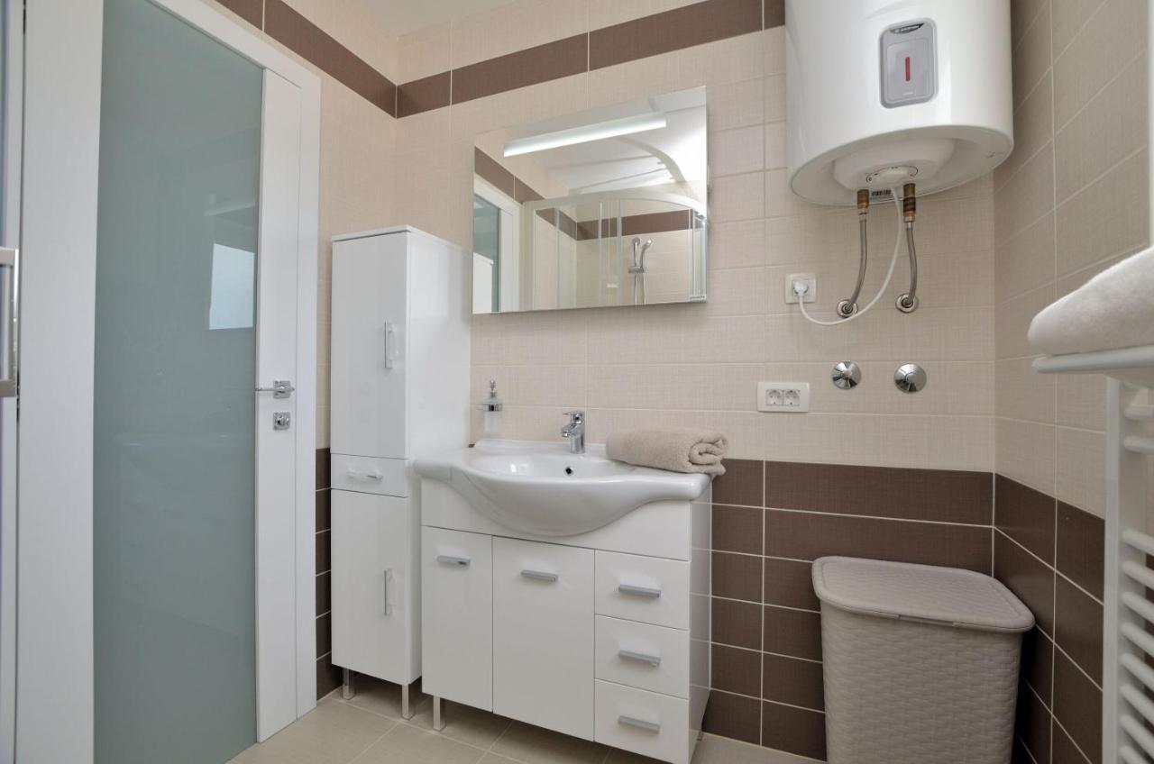Apartments Villa Sofia Martinscica  Bagian luar foto
